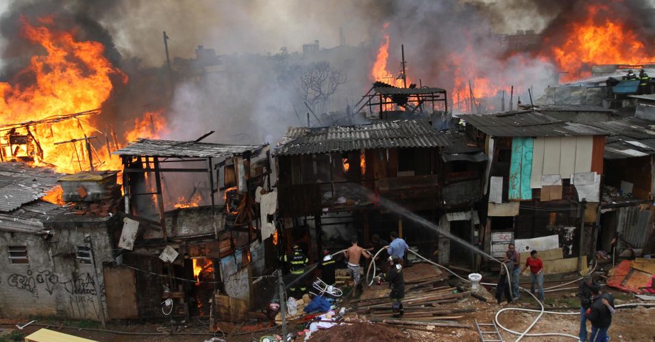 Por que as favelas de São Paulo queimam?